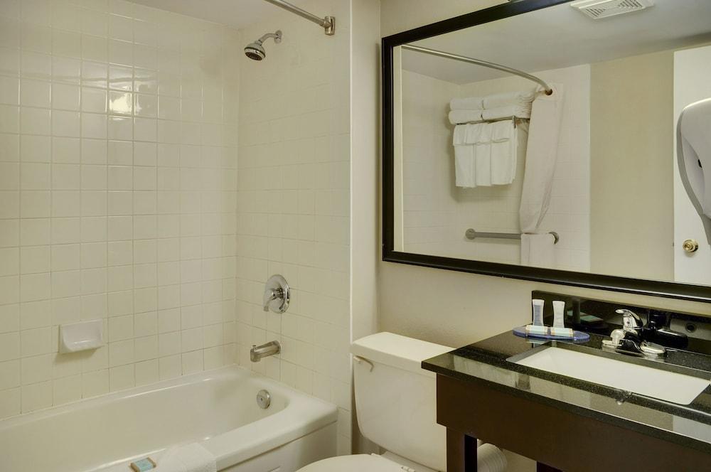 Travelodge By Wyndham Ottawa East Екстер'єр фото