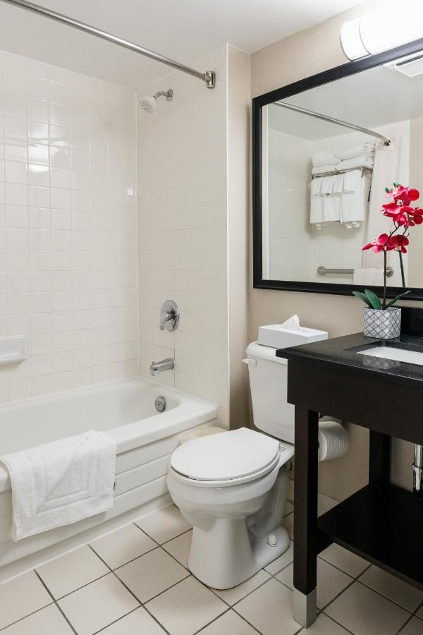 Travelodge By Wyndham Ottawa East Екстер'єр фото