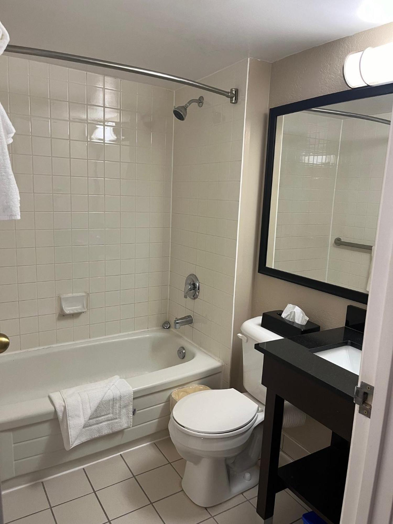 Travelodge By Wyndham Ottawa East Екстер'єр фото
