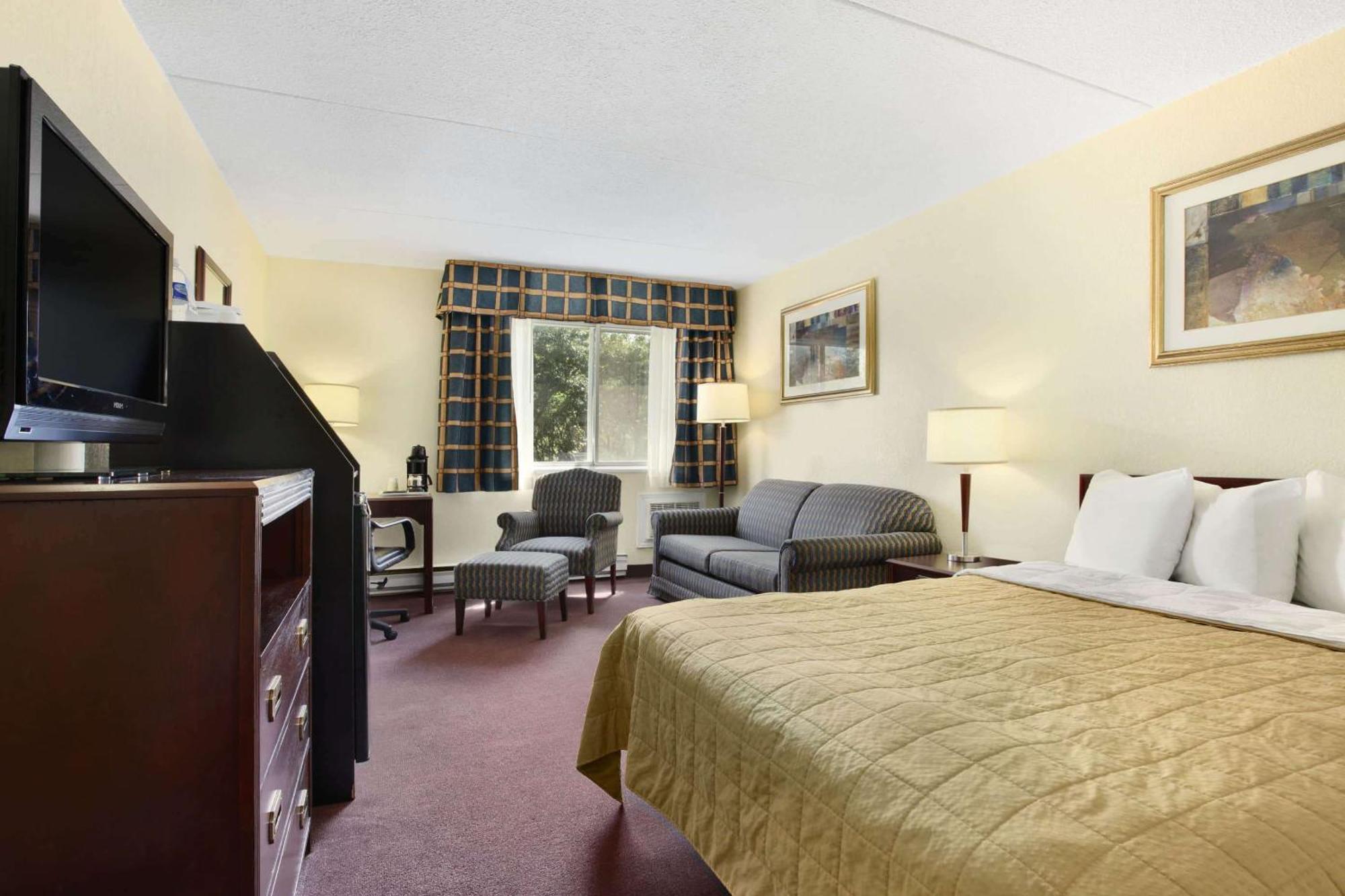 Travelodge By Wyndham Ottawa East Екстер'єр фото