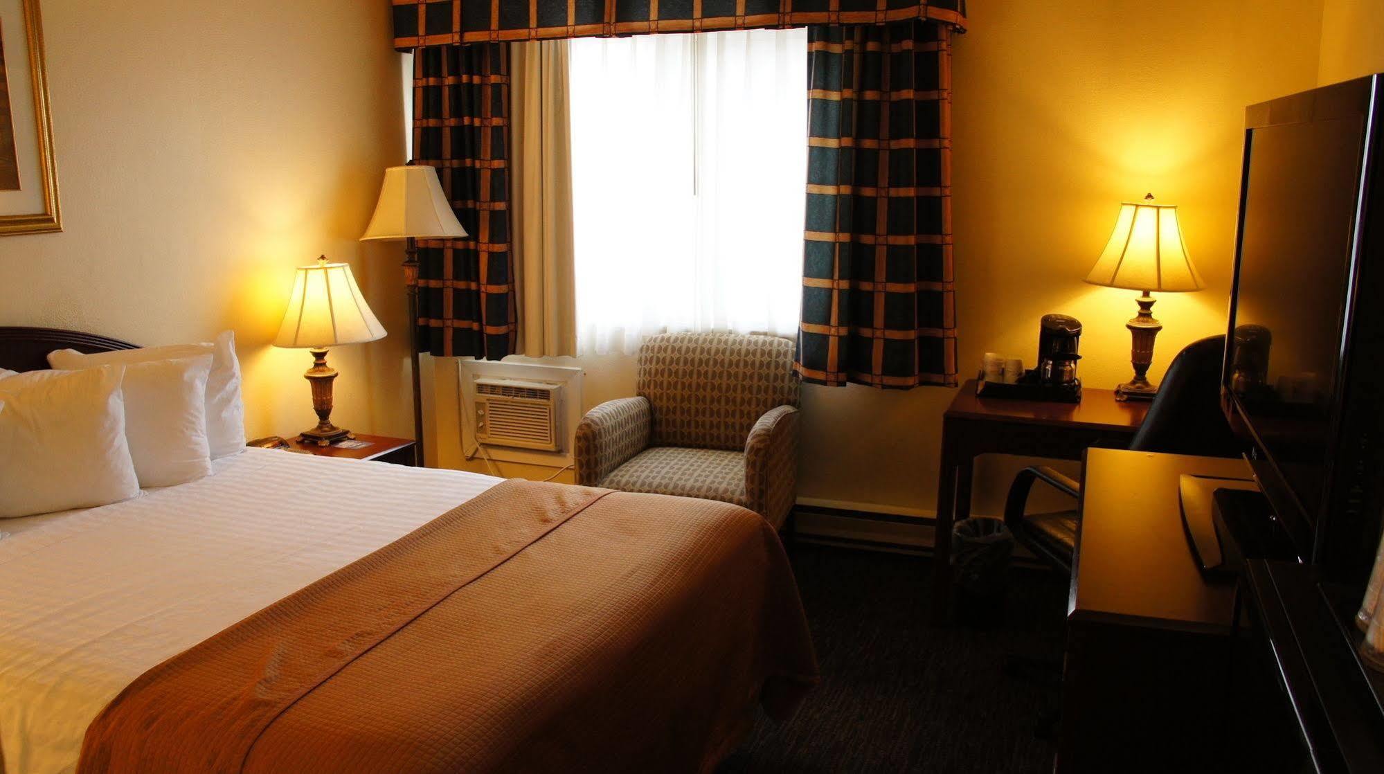 Travelodge By Wyndham Ottawa East Екстер'єр фото