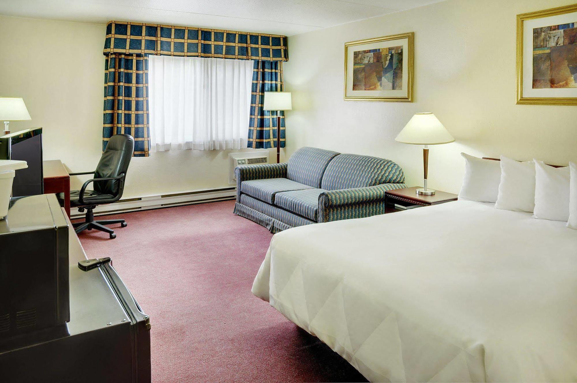 Travelodge By Wyndham Ottawa East Екстер'єр фото
